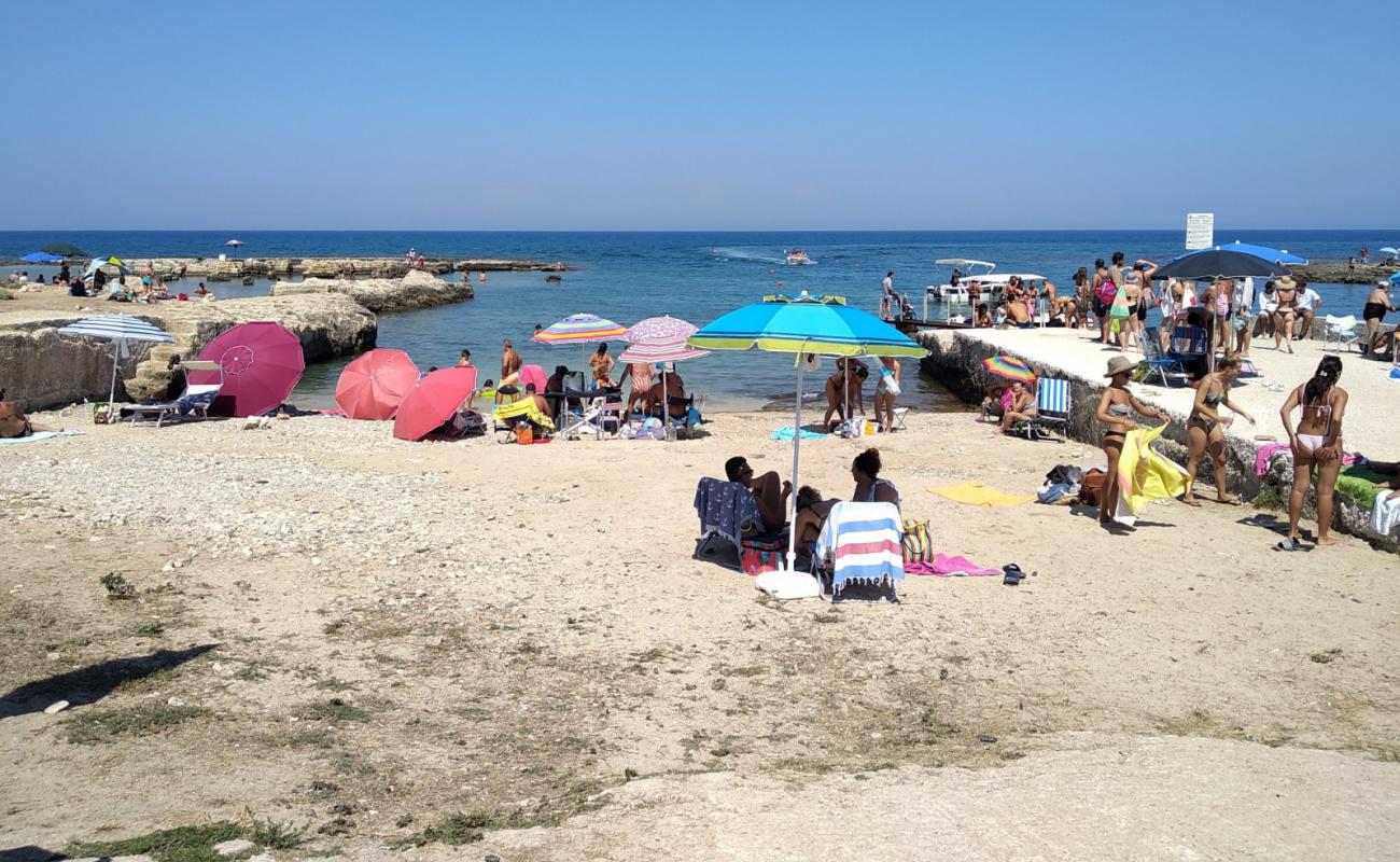 Torre San Vito Beach'in fotoğrafı bej kum ve kayalar yüzey ile