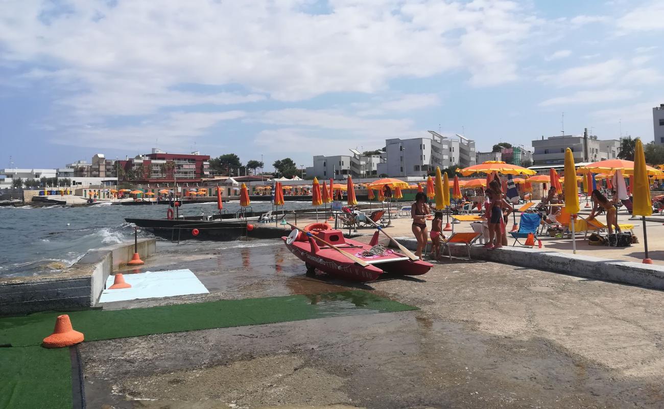 Lido Cala D'Oro beach'in fotoğrafı beton kapak yüzey ile