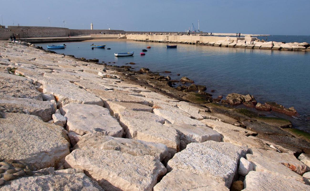 Il Molo beach'in fotoğrafı kahverengi kum yüzey ile