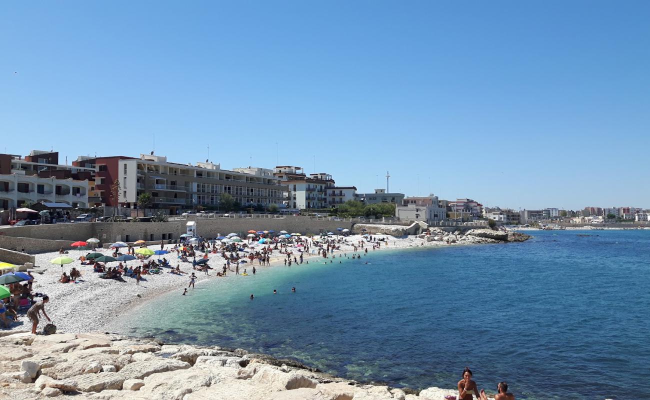 Pretore beach'in fotoğrafı gri çakıl taşı yüzey ile