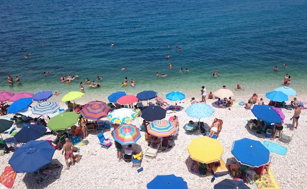 Arm beach'in fotoğrafı gri çakıl taşı yüzey ile