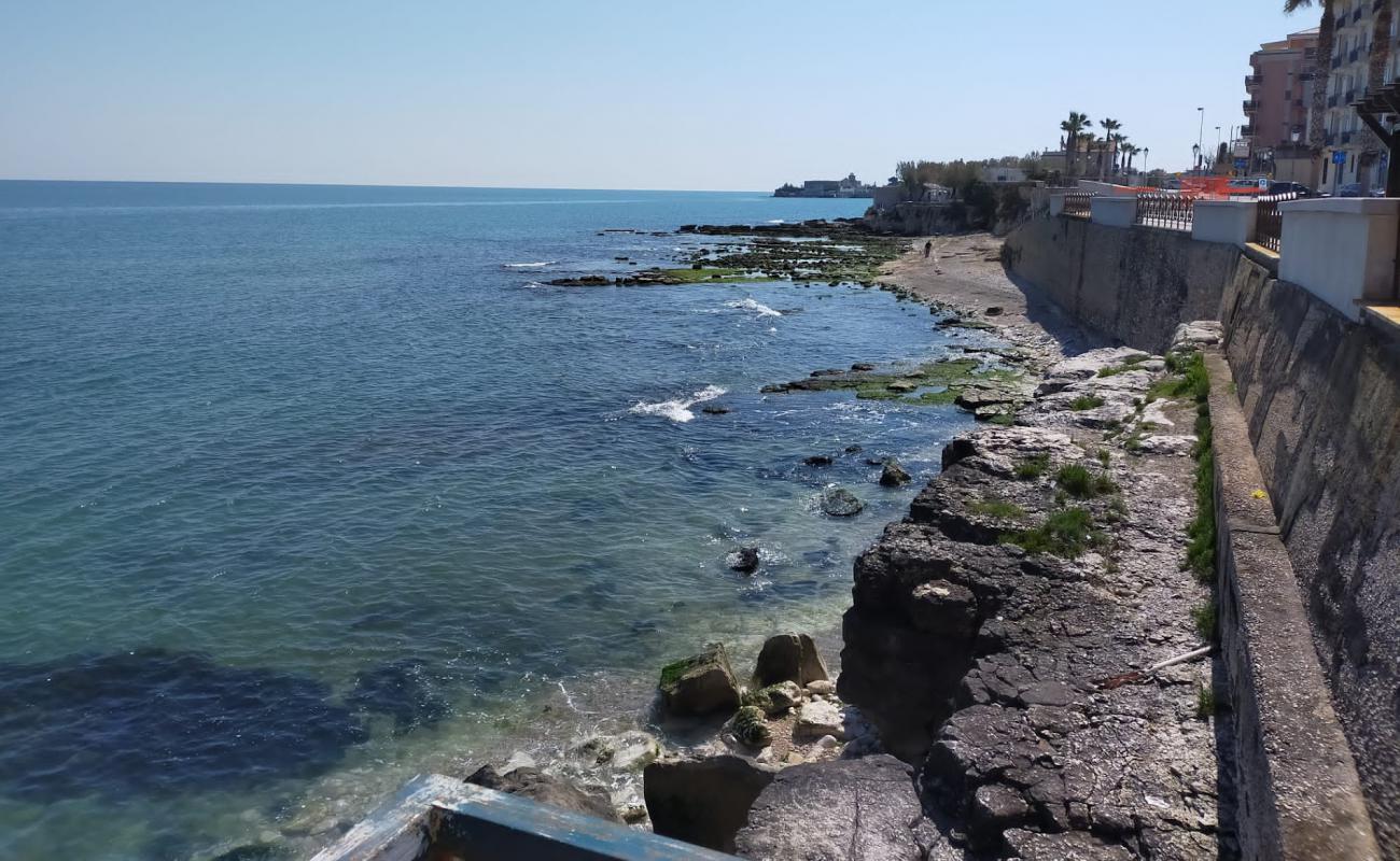 Rock of Frisio beach'in fotoğrafı kayalık arazi yüzey ile