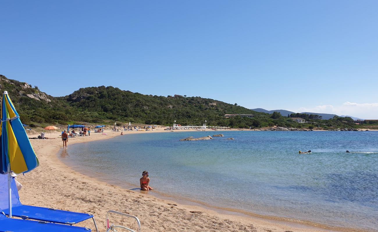Spiaggia Su Sarrale'in fotoğrafı kahverengi kum yüzey ile