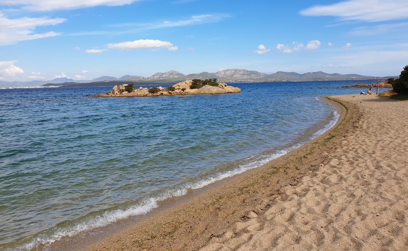 Spiaggia Li Cuncheddi'in fotoğrafı kahverengi kum yüzey ile