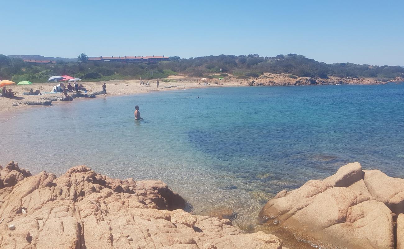 Cala Tuccia'in fotoğrafı açık bej kum yüzey ile