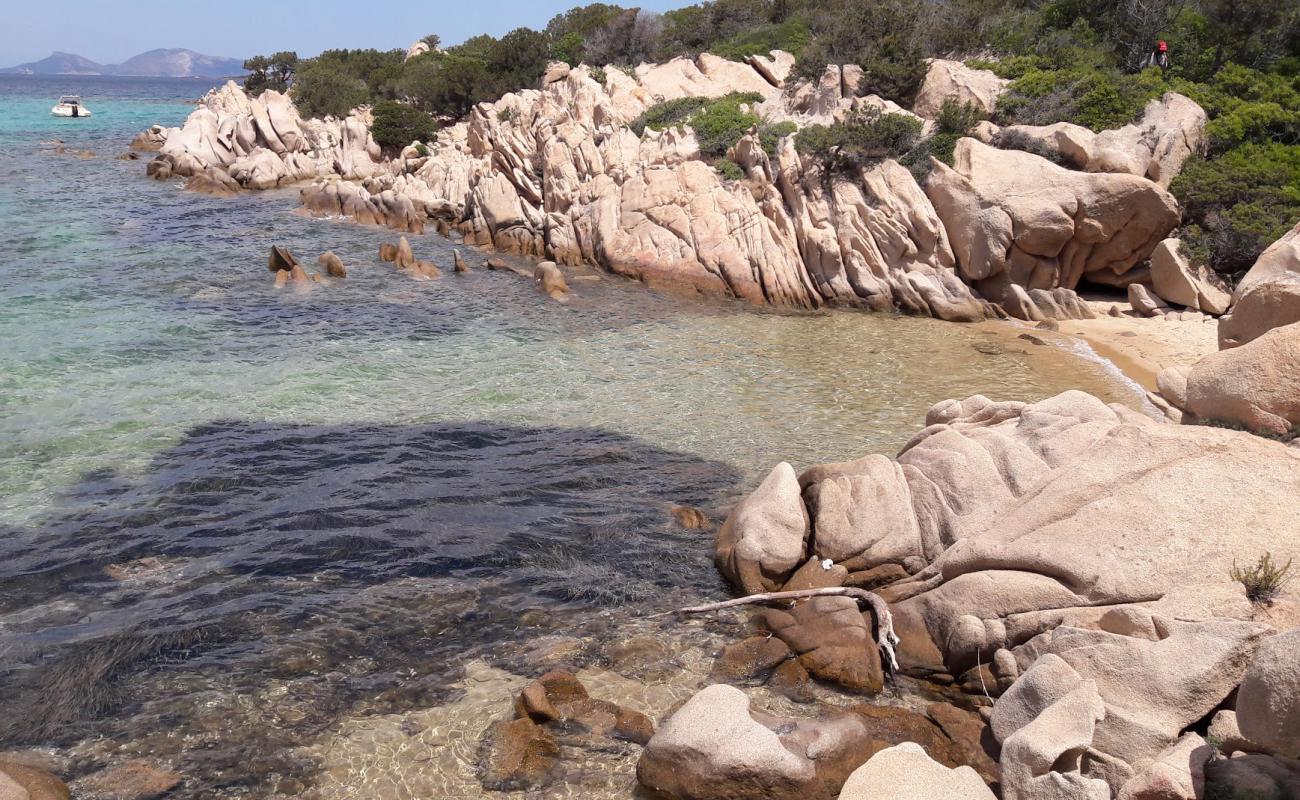 Spiaggia delle Formiche'in fotoğrafı kahverengi kum yüzey ile