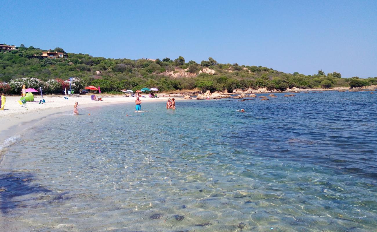 Porto Ottiolu N'in fotoğrafı kahverengi kum yüzey ile