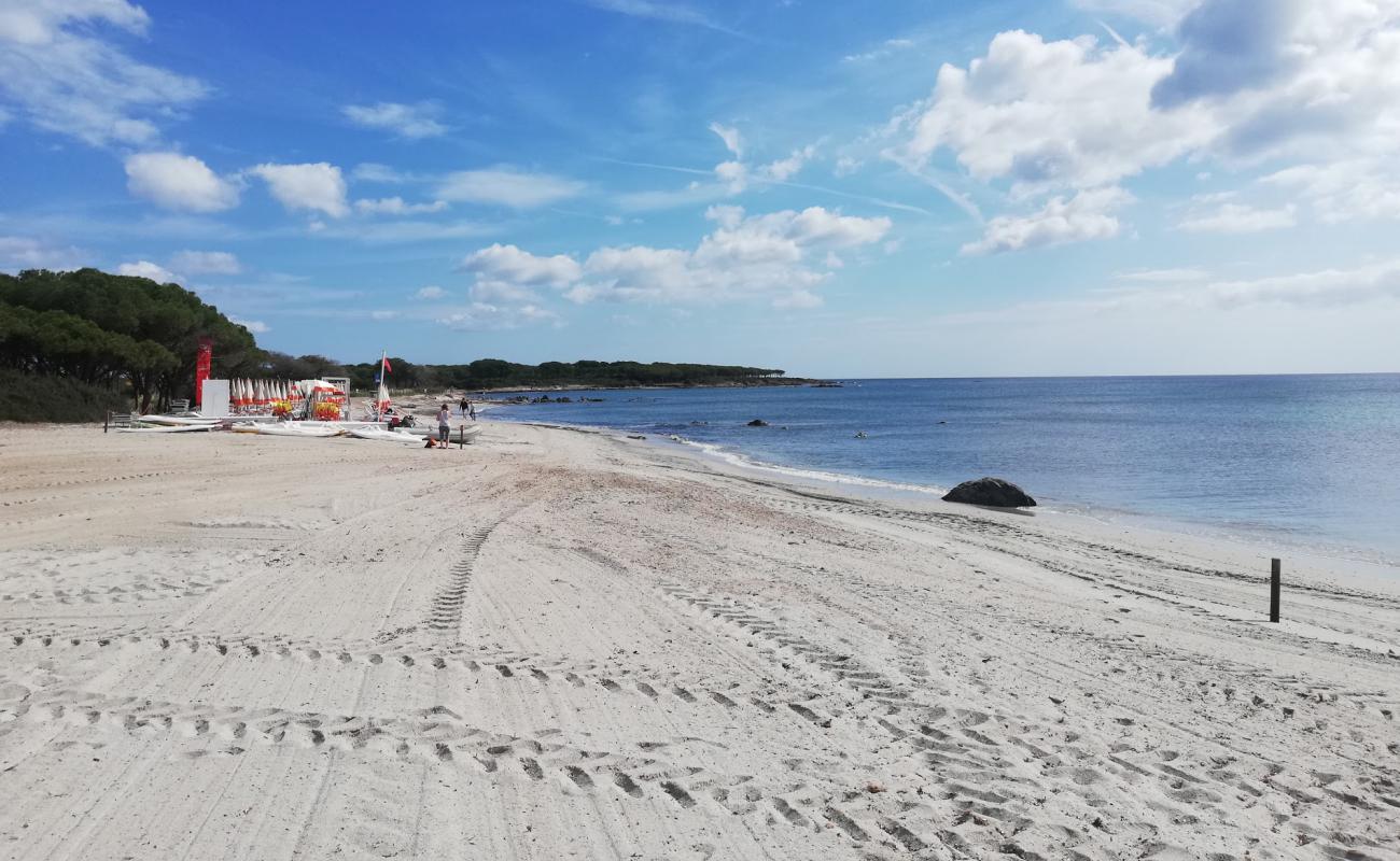 Spiaggia Li Cuppulati'in fotoğrafı beyaz kum yüzey ile