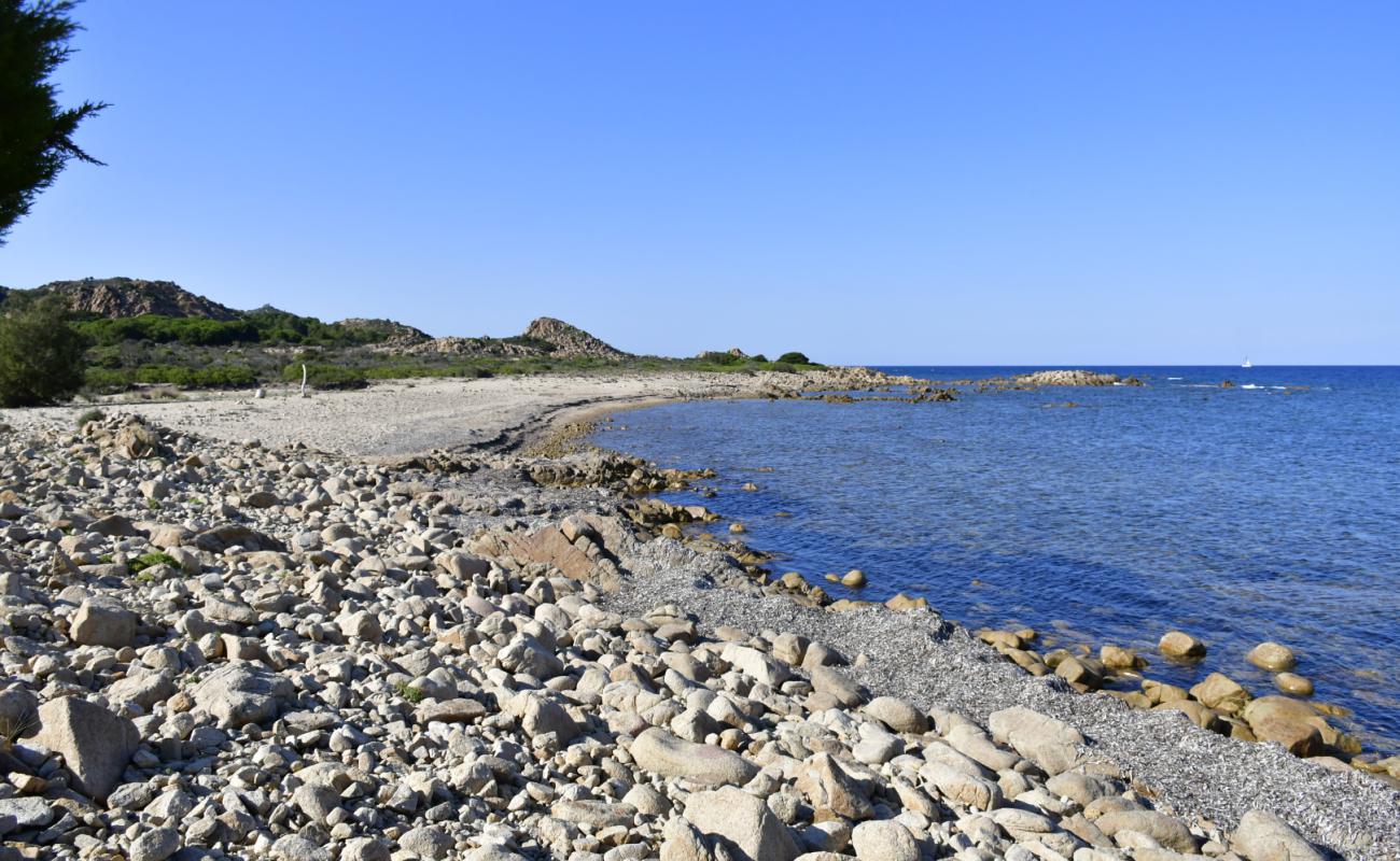 Spiaggia Su Tamariche'in fotoğrafı bej kum ve kayalar yüzey ile