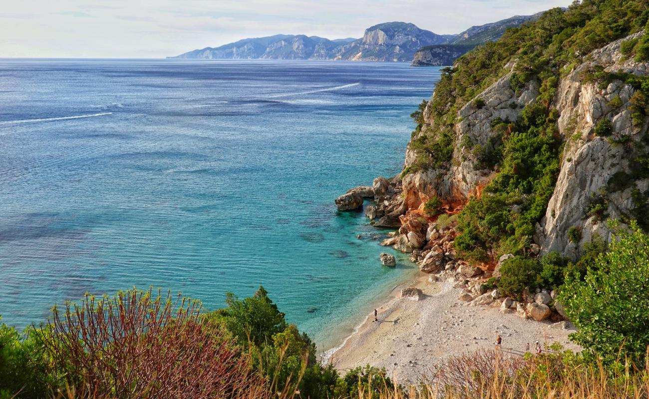 Cala Fuili'in fotoğrafı küçük beyaz çakıllar yüzey ile