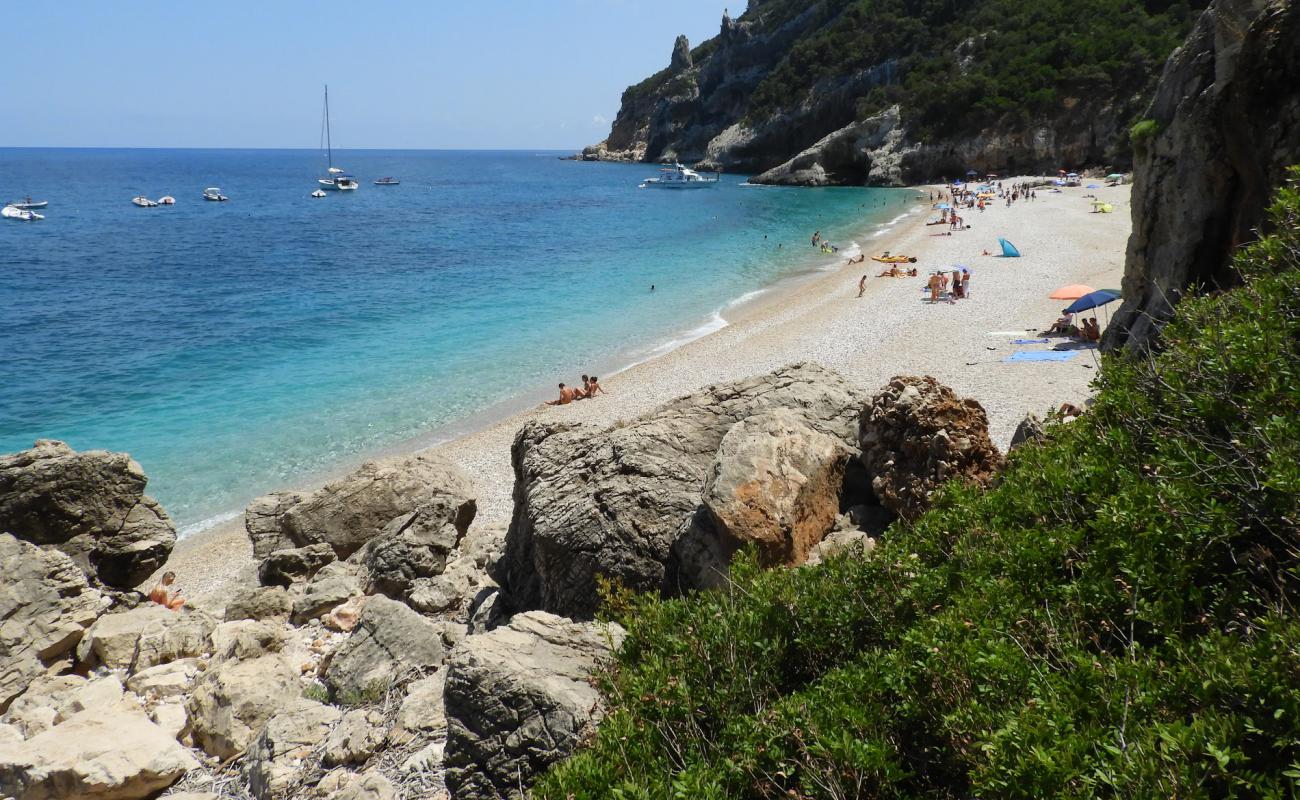 Cala Sisine'in fotoğrafı beyaz ince çakıl yüzey ile