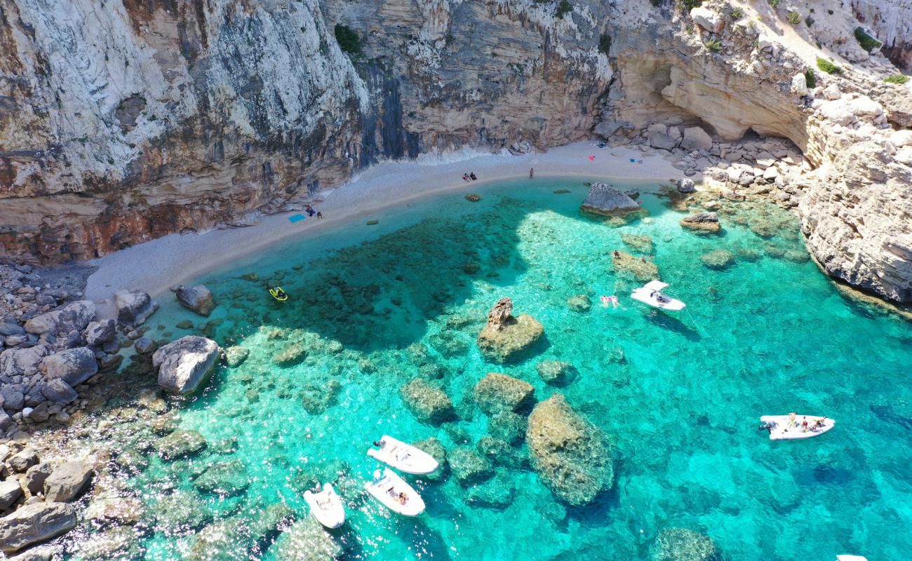 Cala Esuili'in fotoğrafı küçük beyaz çakıllar yüzey ile