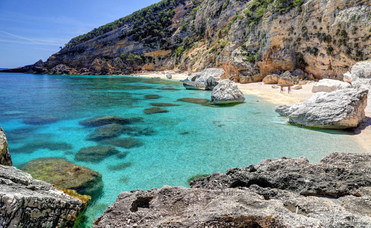 Cala Mariolu'in fotoğrafı beyaz ince çakıl yüzey ile