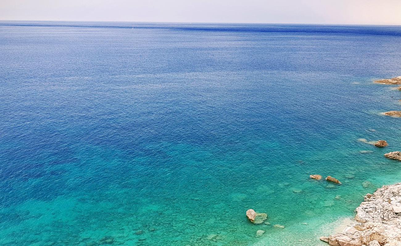 Cala Fenile'in fotoğrafı beyaz çakıl taş yüzey ile