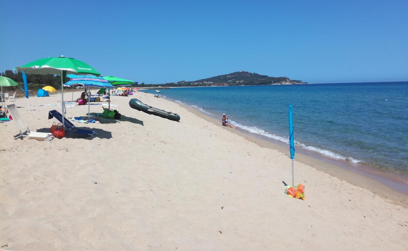 Spiaggia di S'Orologiu'in fotoğrafı açık bej kum yüzey ile