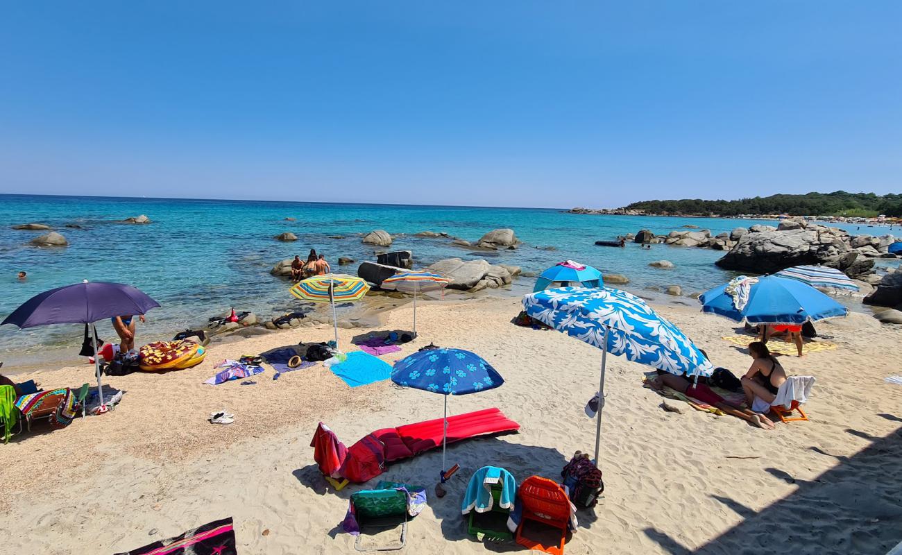 Spiaggia di Cala Ginepro'in fotoğrafı i̇nce bej kum yüzey ile