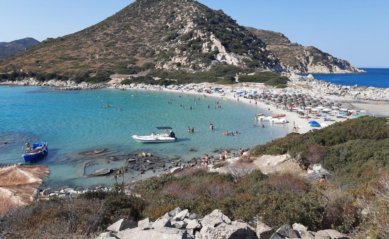 Punta Molentis Plajı'in fotoğrafı beyaz ince kum yüzey ile