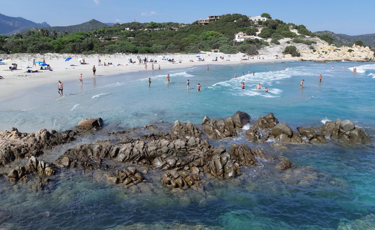 Porto Giunco Plajı'in fotoğrafı parlak ince kum yüzey ile