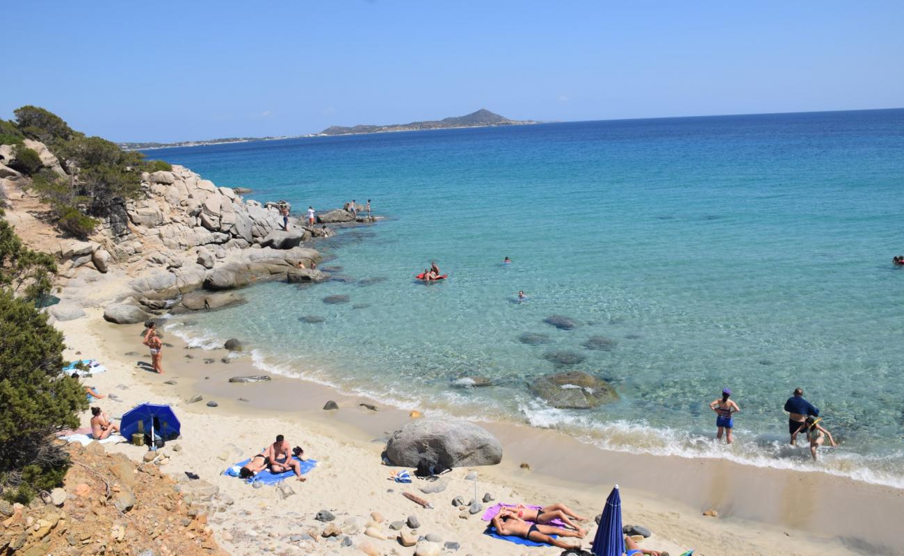 Spiaggia Is Piscadeddus'in fotoğrafı parlak ince kum yüzey ile