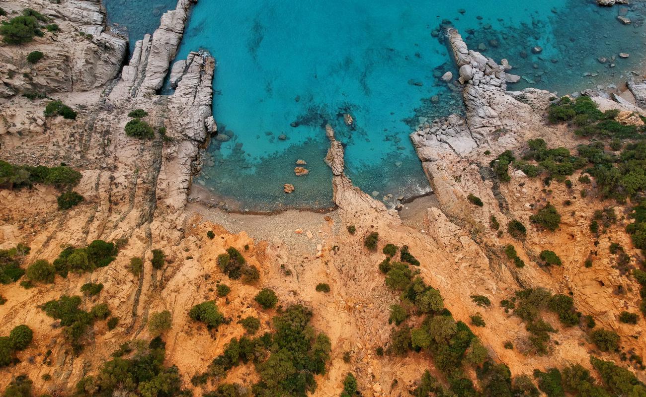 Cala Sirena'in fotoğrafı taşlar yüzey ile