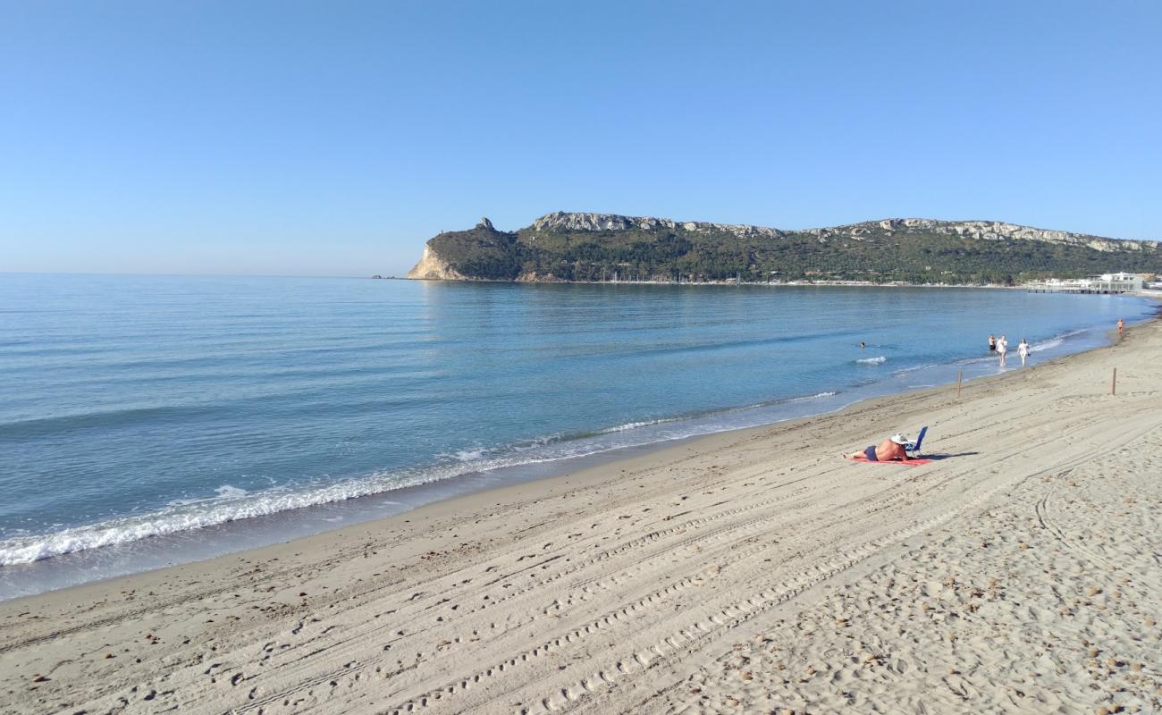 Poetto Plajı'in fotoğrafı parlak ince kum yüzey ile