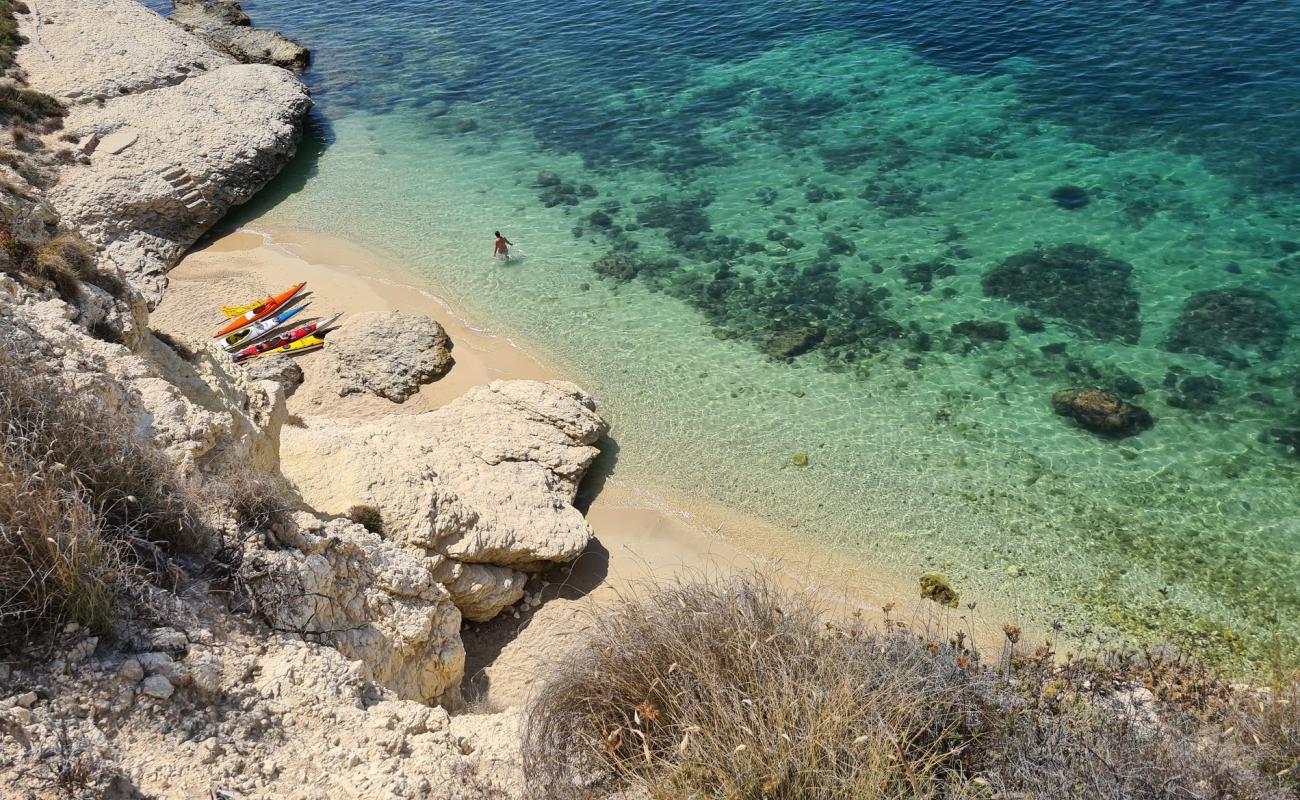 Cala Bernat'in fotoğrafı açık bej kum yüzey ile