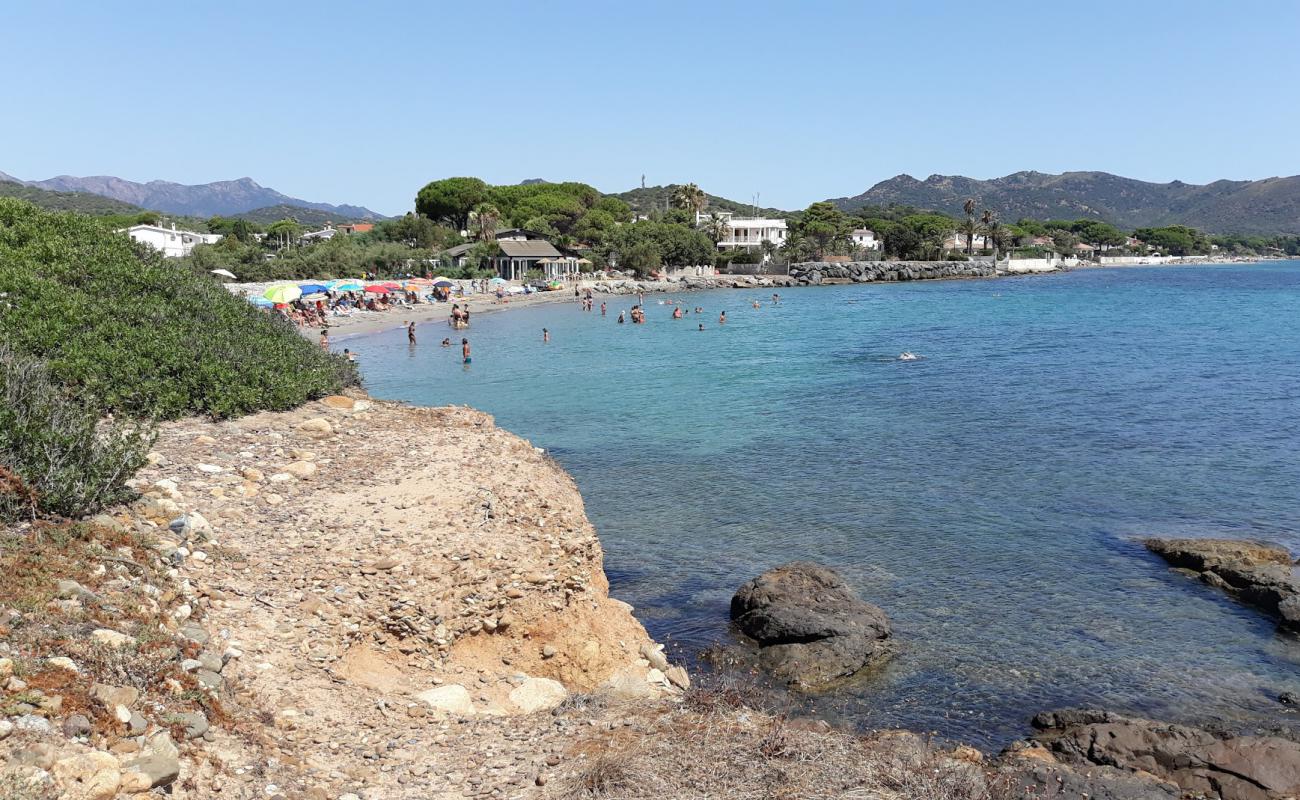 Spiaggia di Porto Columbu'in fotoğrafı bej kum ve çakıl yüzey ile