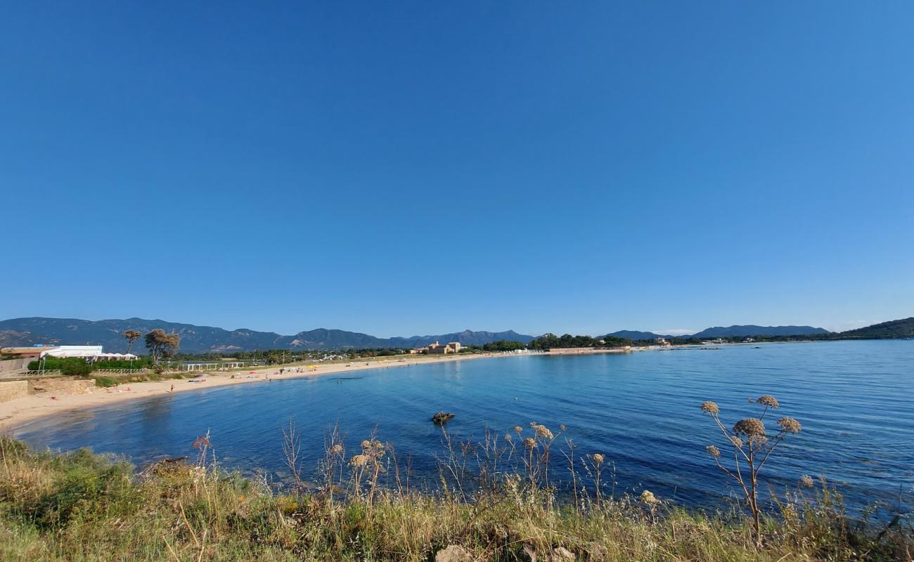 Spiaggia di Nora'in fotoğrafı beyaz kum yüzey ile