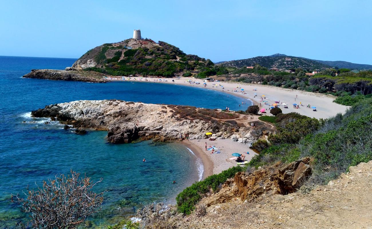 Spiaggia di Su Portu'in fotoğrafı küçük bej çakıl yüzey ile