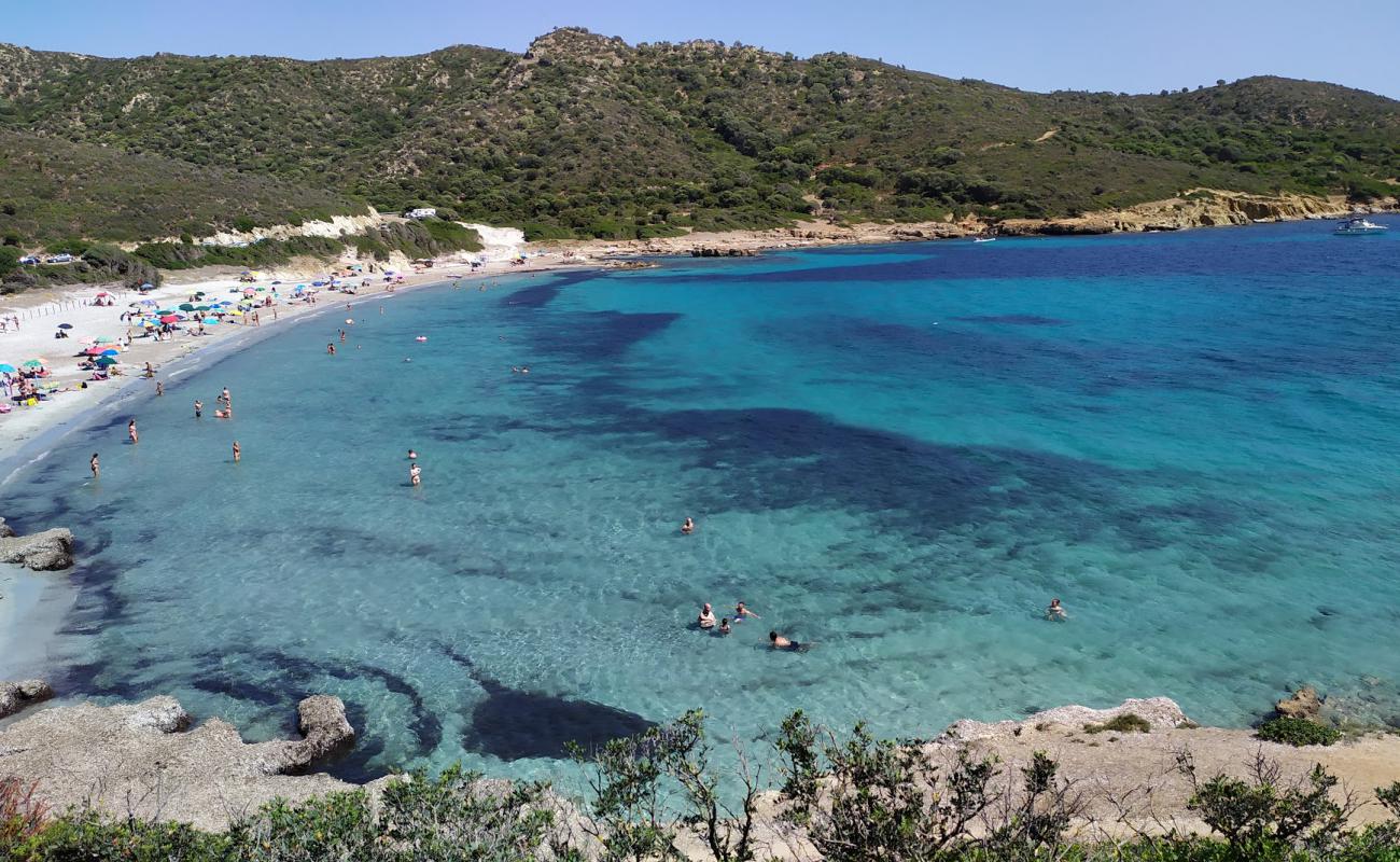 Spiaggia di Piscinni'in fotoğrafı parlak ince kum yüzey ile