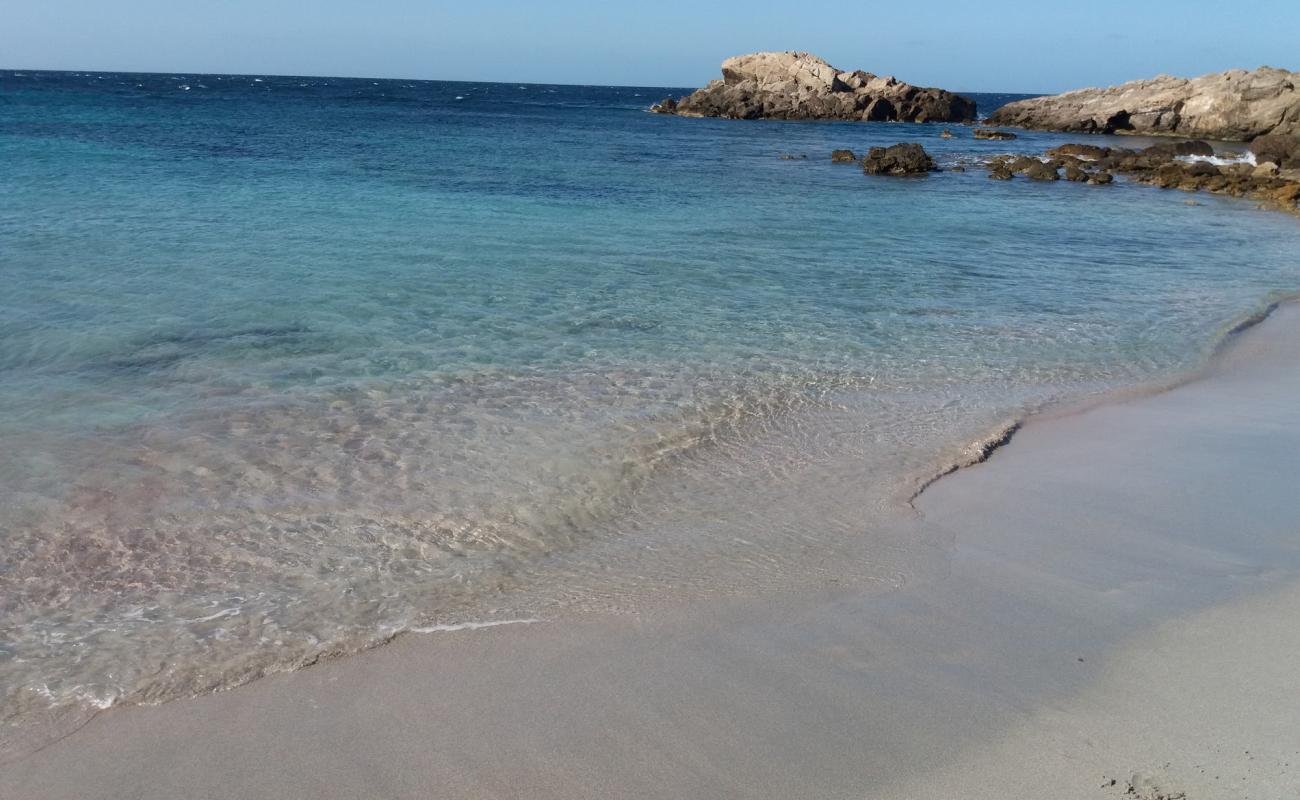 Porto Pineddu Beach'in fotoğrafı gri kum yüzey ile