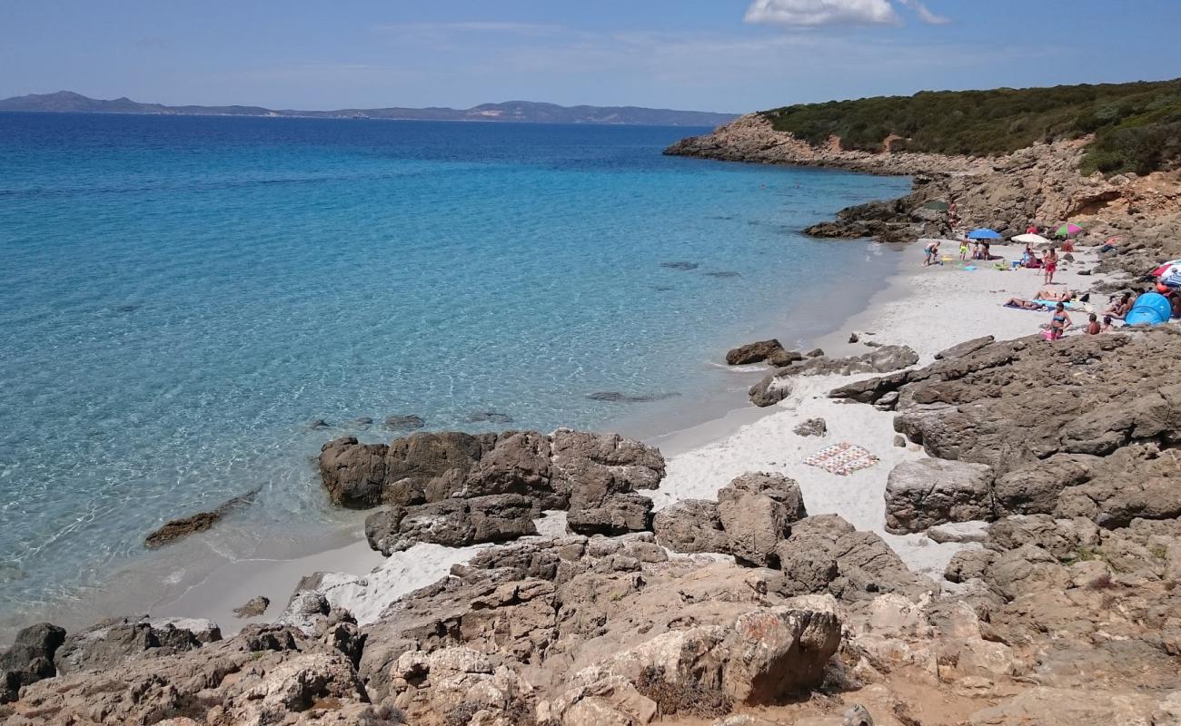 Su Trigu beach'in fotoğrafı beyaz ince kum yüzey ile