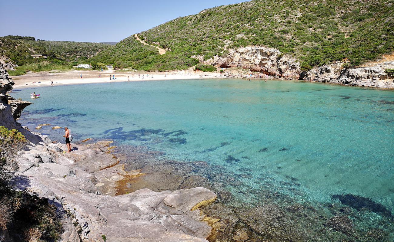 Cala Lunga Plajı'in fotoğrafı parlak kum yüzey ile