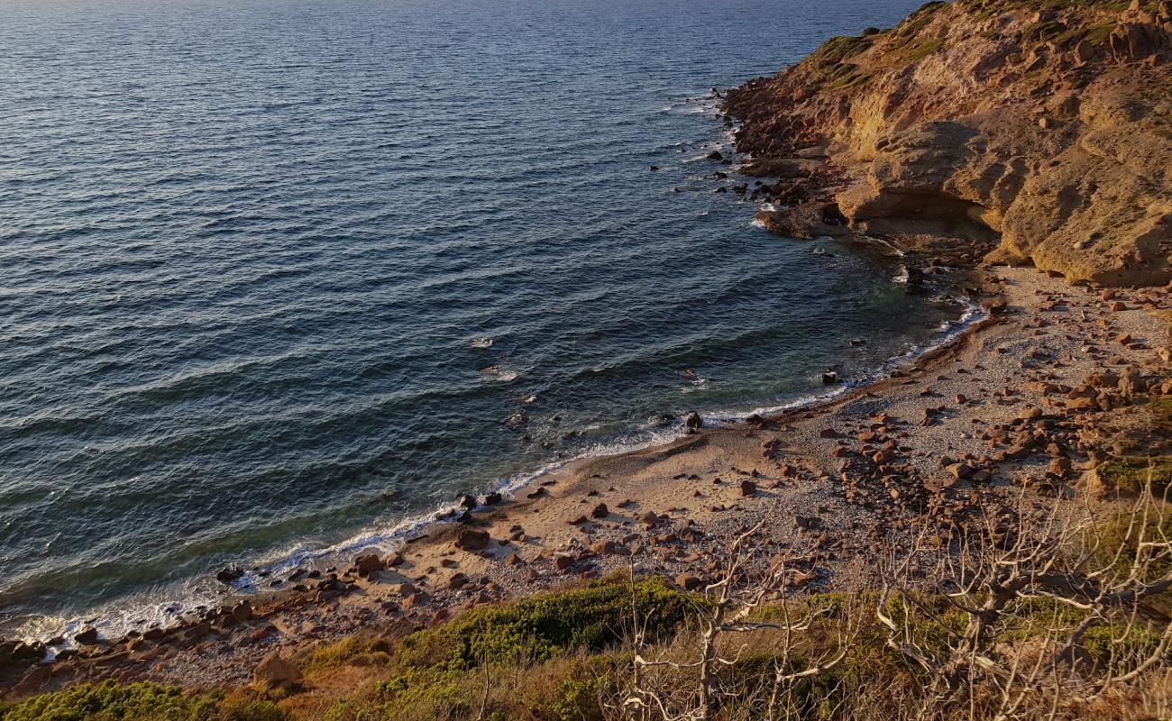 Spiaggia di Acqua Sa Canna'in fotoğrafı kahverengi çakıl yüzey ile