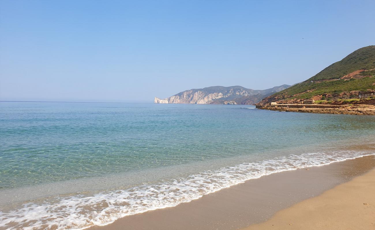 Fontanamare Plajı'in fotoğrafı i̇nce bej kum yüzey ile