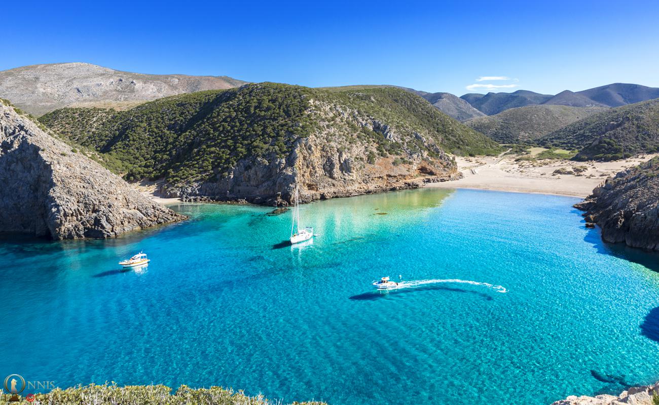 Cala Domestica Plajı'in fotoğrafı parlak ince kum yüzey ile