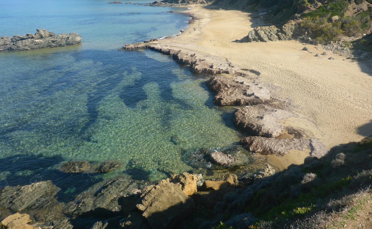 Marina di Gutturu'in fotoğrafı parlak ince kum yüzey ile