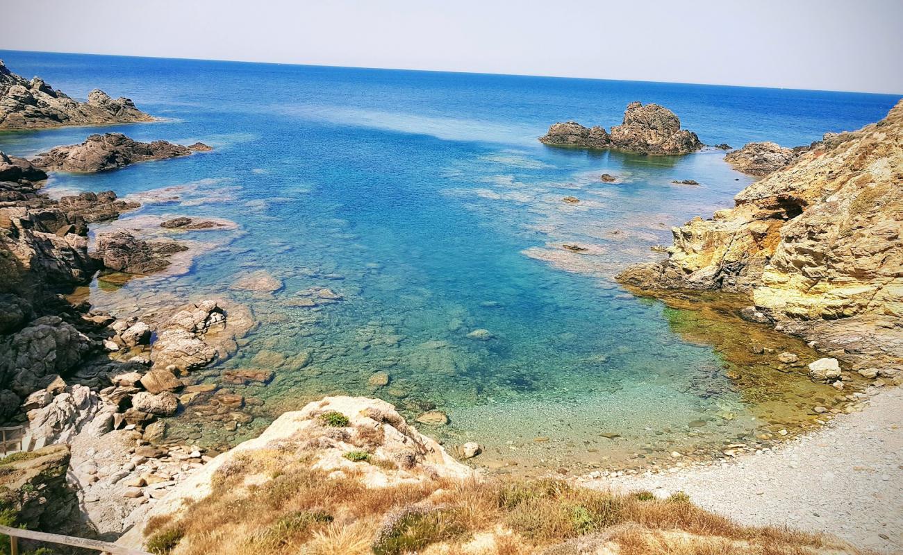 Cala Portu'in fotoğrafı taşlar yüzey ile