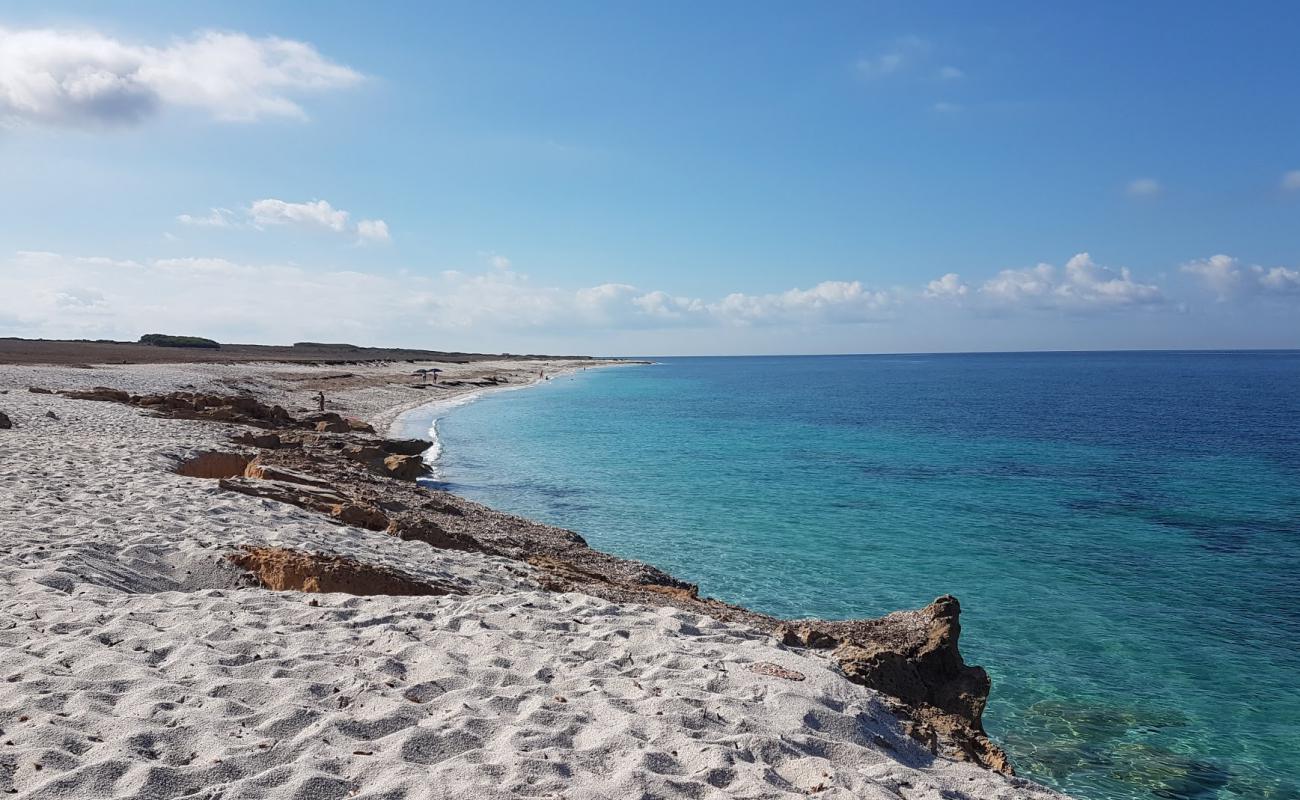 Spiaggia S'Archeddu'in fotoğrafı beyaz ince kum yüzey ile