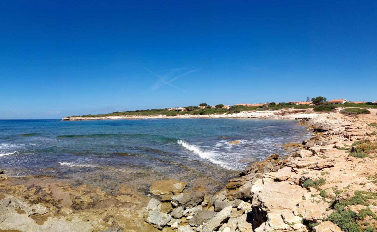 Spiaggia di Mandriola'in fotoğrafı parlak kum ve kayalar yüzey ile