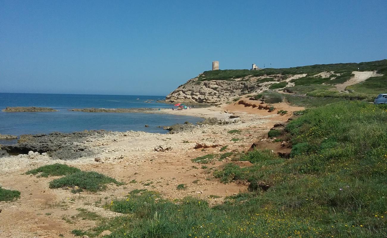 Cala di Matta'in fotoğrafı parlak kum ve kayalar yüzey ile