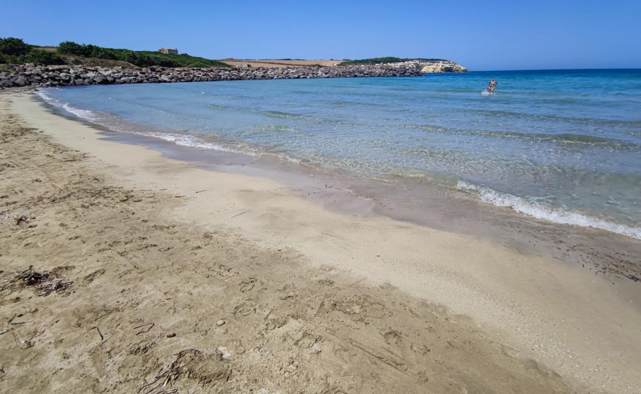 Spiaggia Di Is Benas'in fotoğrafı parlak kum yüzey ile