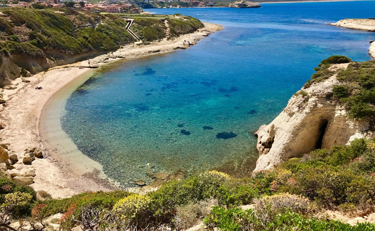 Arco beach'in fotoğrafı parlak kum ve kayalar yüzey ile