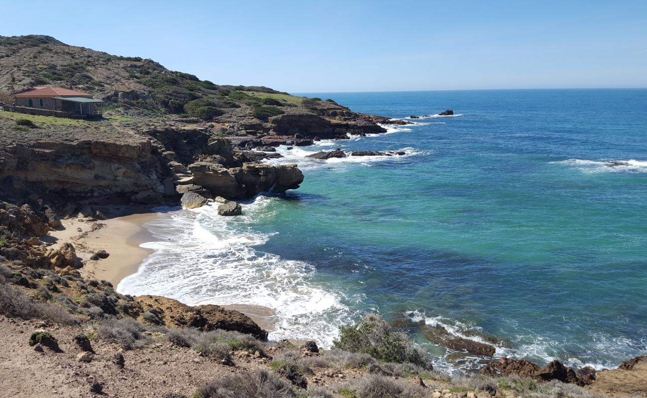Spiaggia di Cala Burantino'in fotoğrafı bej kum ve kayalar yüzey ile