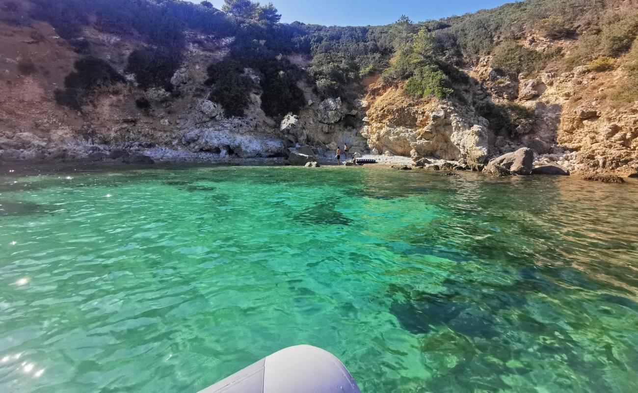 Cala Di Monte Tundu'in fotoğrafı bej kum ve kayalar yüzey ile