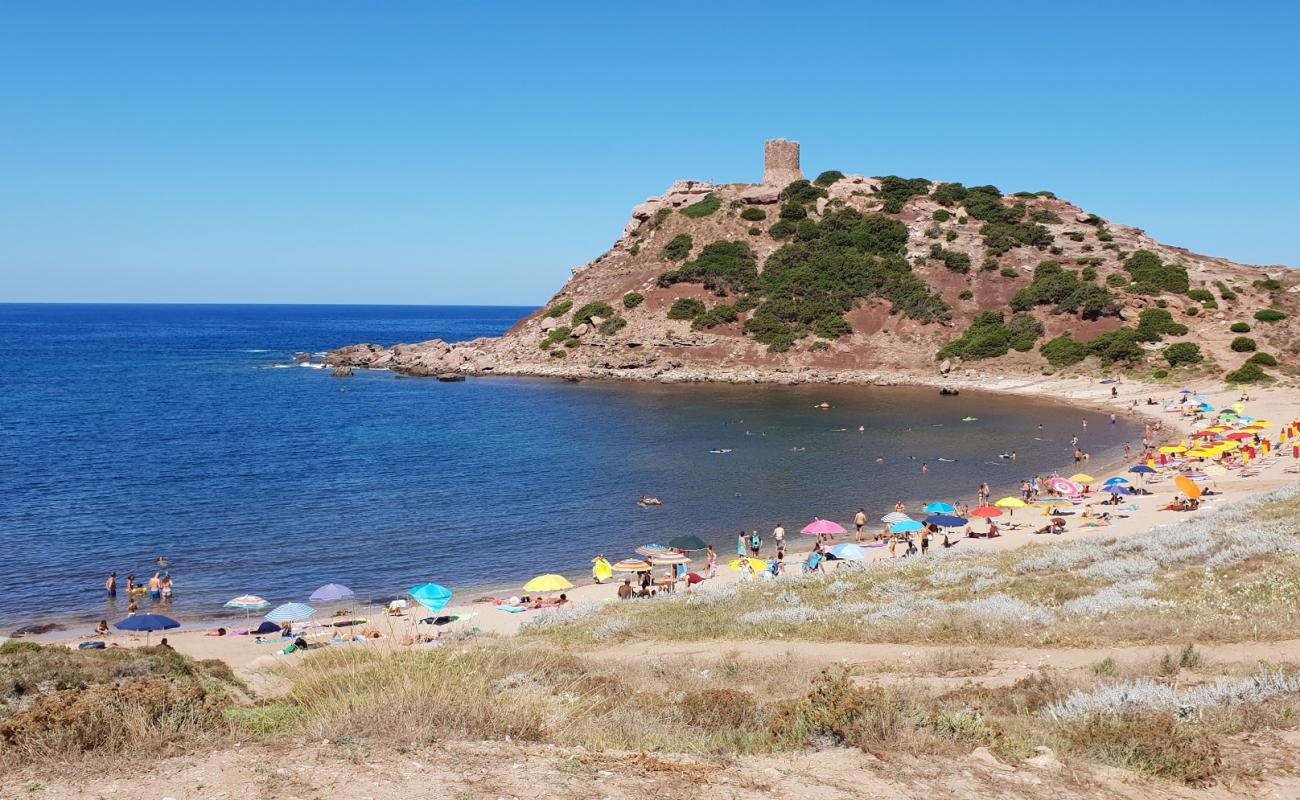 Torre del Porticciolo'in fotoğrafı parlak kum ve kayalar yüzey ile