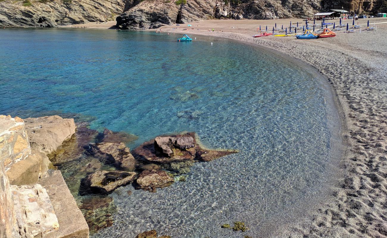 Cala dell'Argentiera'in fotoğrafı küçük gri çakıllar yüzey ile