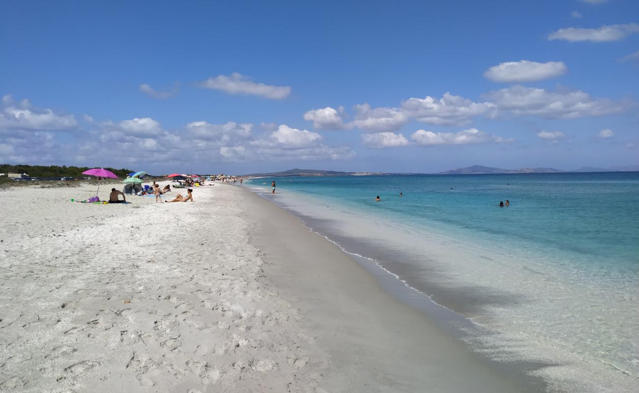 Spiaggia Le Saline (Ezzi Mannu)'in fotoğrafı küçük beyaz çakıllar yüzey ile