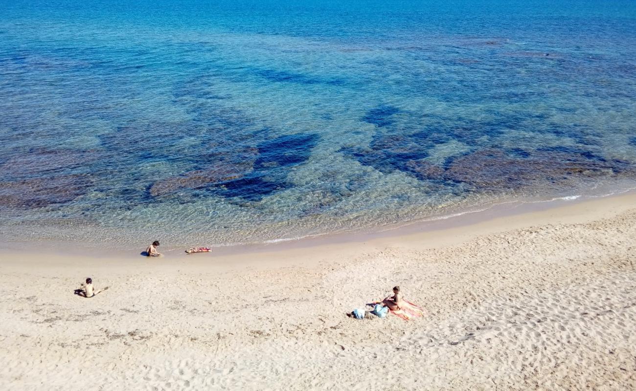 Spiaggia della Madonnina'in fotoğrafı kahverengi kum yüzey ile