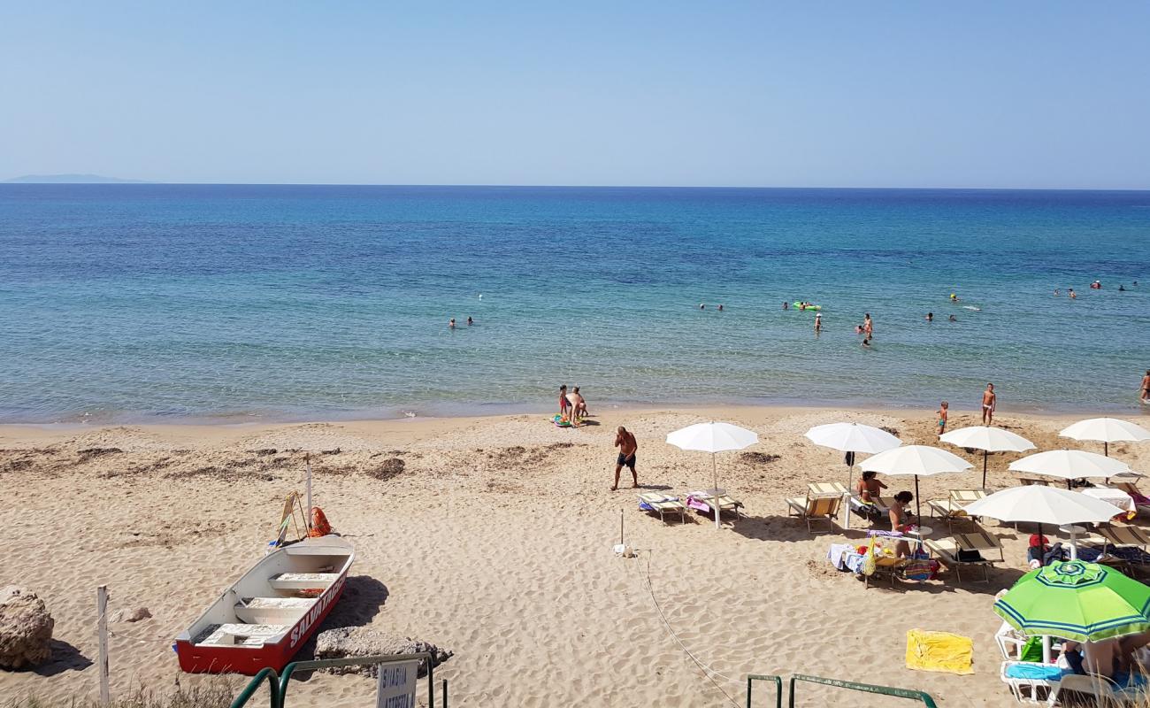 Spiaggia lu Bagnu'in fotoğrafı bej kum ve kayalar yüzey ile